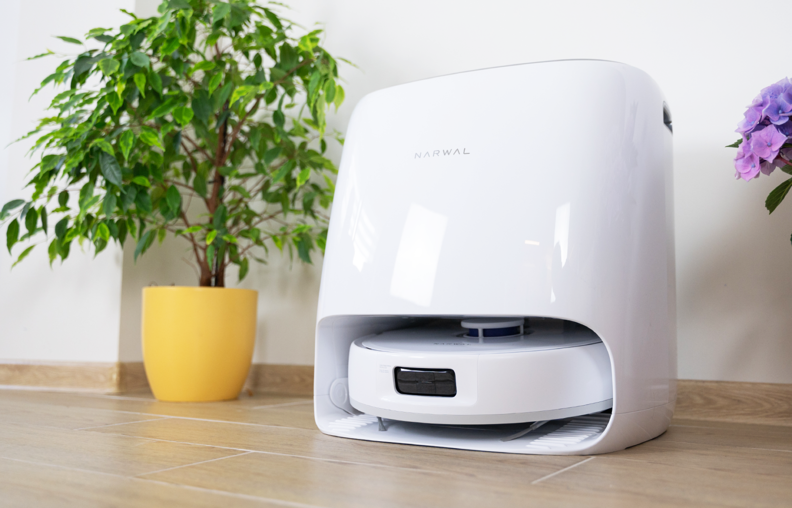 Narwal Freo X Ultra Robot Vacuum & Mop (White)